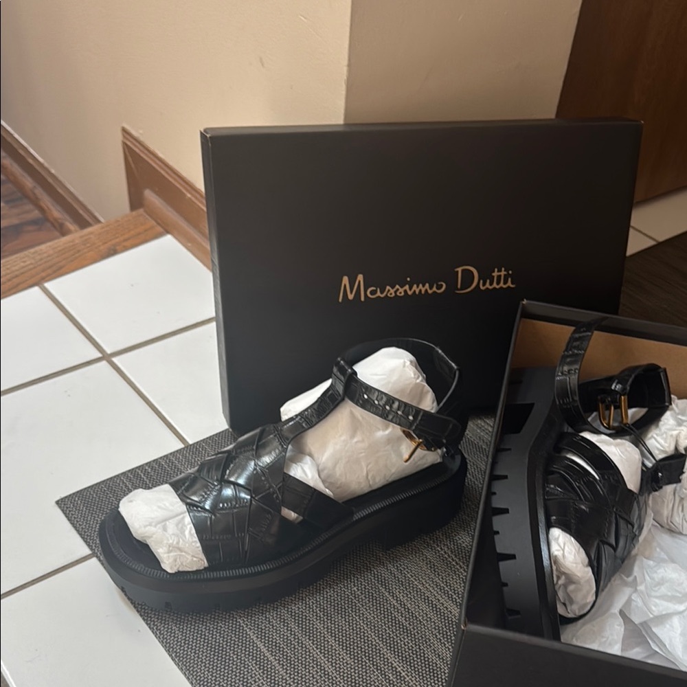 Massimo Dutti Black Leather Sandals